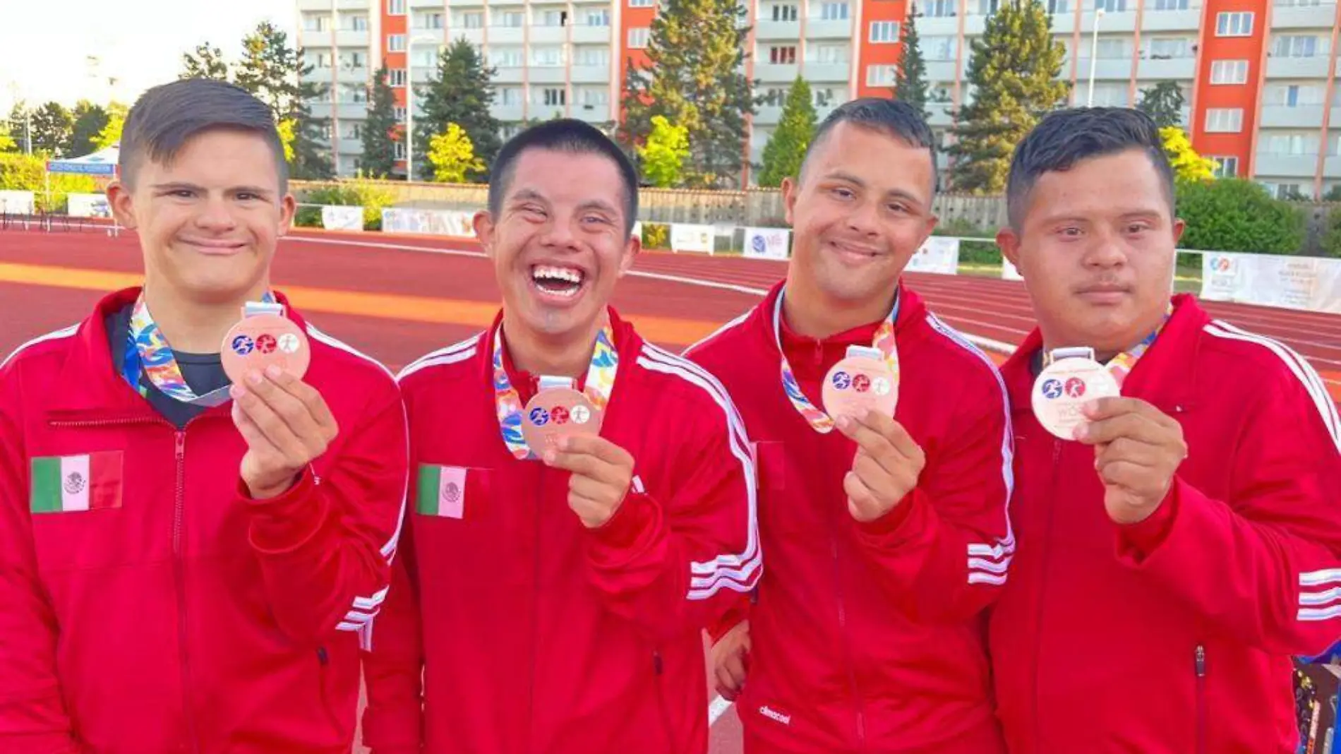 Jesús Guzmán, segundo de izquierda a derecha también logró bronce en el relevo 4x100